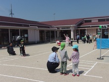 4歳児と5歳児の異学年ペアで歩行体験