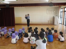 腹話術のケンちゃんのお話を聞く様子
