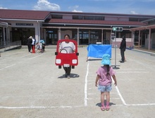 5歳児が一人で歩行する様子