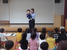 腹話術のケンちゃんのお話を聞いている様子
