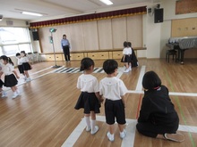 歩行体験をしている様子