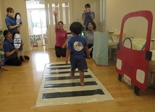 横断歩道を渡る体験をする様子