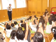 信号の見方についてお話を聞いている様子