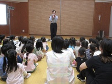 信号の見方についてお話を聞いている様子