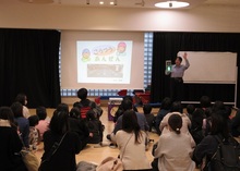 手持ち信号機を見ながら信号について話を聞く様子