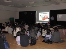 親子でプロジェクター学習をする様子