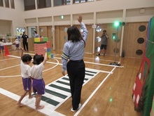 指導者が付き添って歩行体験をする様子