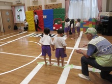 コースのポイント地点で歩行する園児に指導している様子