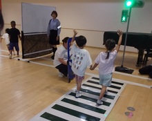 模擬車を使った歩行練習の様子