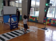 園児だけで歩行練習する様子