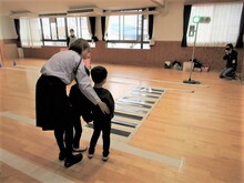 付添指導で歩行体験している様子