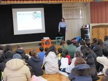 映像で交通安全指導をしている様子