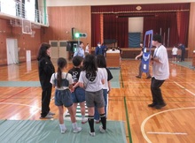 全員で歩行体験をしている様子