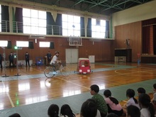 先生が代表で自転車走行している様子