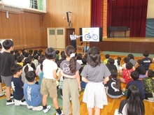 電子黒板で交通ルールについて学習する様子
