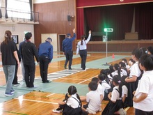 学年別下校時の注意を確認している様子