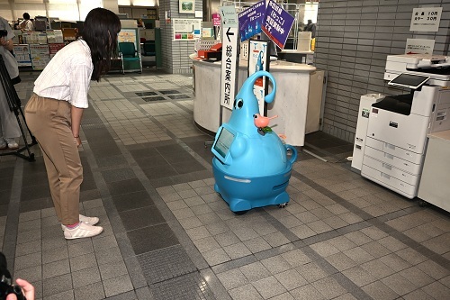 「わっこ」に話しかける様子