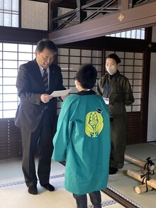 藤田教育長から参加者へ認定証を授与している様子