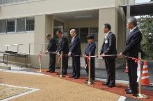 志津小学校新校舎増築に伴う竣工式に出席している様子