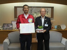 草誠クラブ市内就学前施設への花の植え替え事業激励