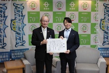 滋賀ふるさと観光大使　西川貴教様からの寄附贈呈式の写真