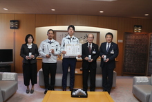 株式会社井上工業様からの寄贈に係る感謝状贈呈式の写真