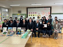 絵本の寄贈にかかる受贈式の写真