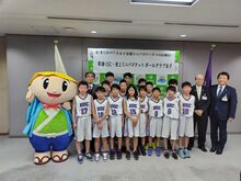 草津OSCおよび老上ミニバスケットボールクラブ女子表敬訪問の写真1