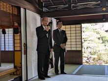 史跡草津宿本陣　鞘の間板戸絵複製除幕式の写真1