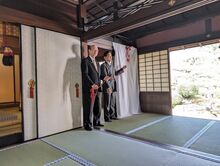 史跡草津宿本陣　鞘の間板戸絵複製除幕式の写真2