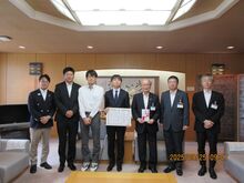 電機連合滋賀地方協議会からの寄贈にかかる感謝状贈呈式の写真