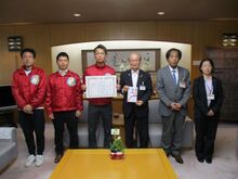 草誠クラブ市内就学前施設への花の植え替え事業激励の写真