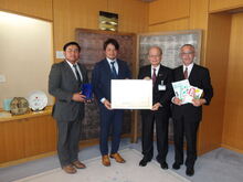 「外国人材とつくる建設未来賞」を受にかかる表敬訪問の写真