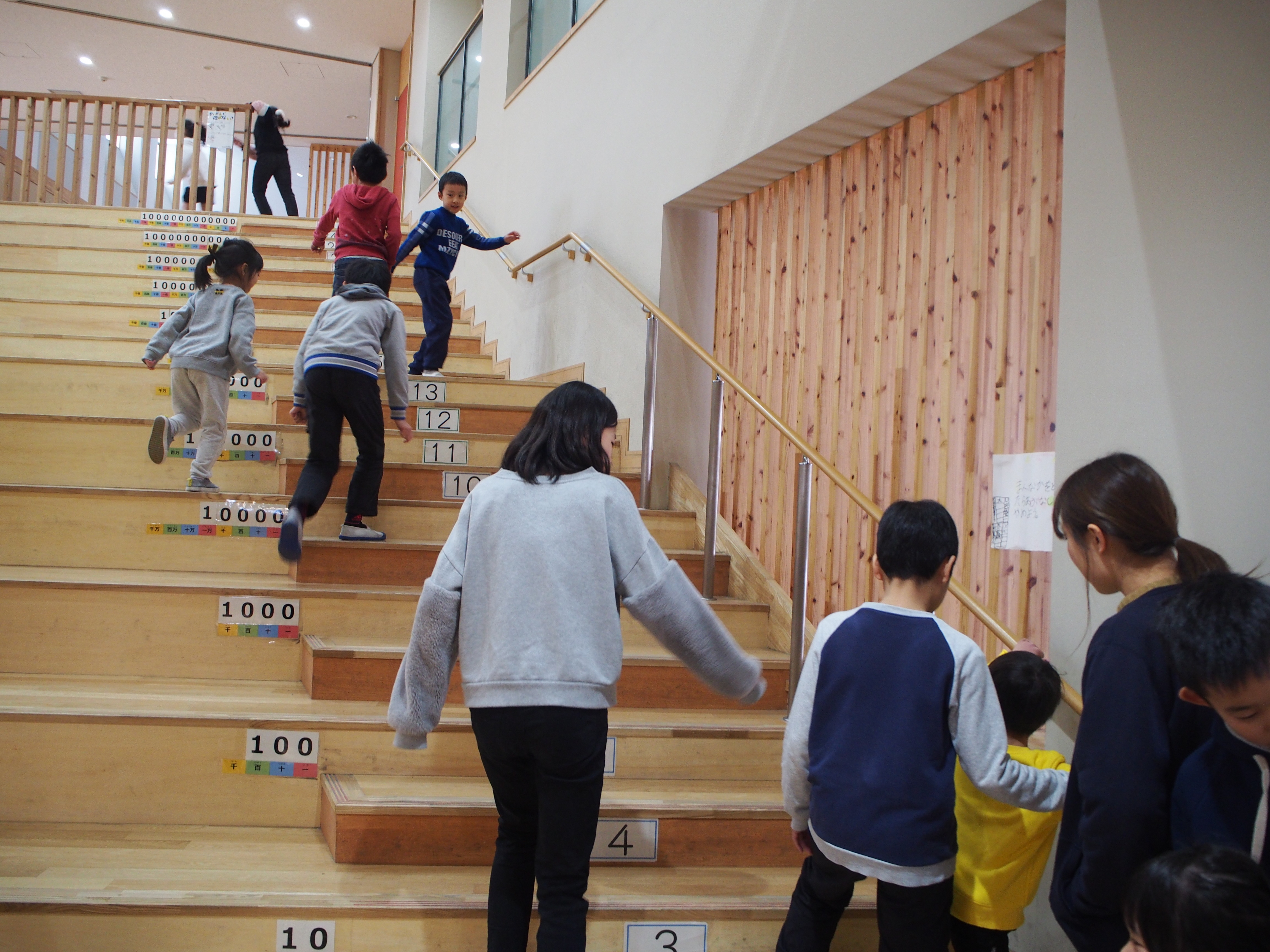 学校の中を案内してもらいました。大きな大階段にびっくりしていた子どもたちでした。