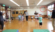 フープを使った玉入れの写真