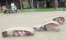 園庭でキャタピラをしている写真