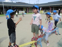 平均台を使ったドンじゃんけんぽんの写真