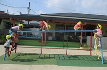 雲梯の上を渡っている写真