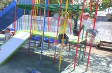 2歳児が登り棒に挑戦している写真