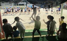 小さいクラスが運動会の練習風景を見て、真似をしている写真