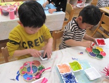絵の具を使った色づくりの様子