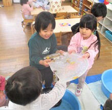 大きな氷を持っている写真