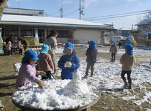 雪遊びの様子