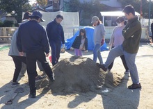 築山づくりの様子