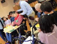 交流後にプレゼントを渡している写真