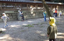 神社で遊ぶ様子