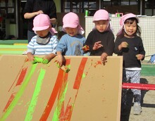 2歳児転がし絵の様子