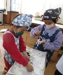 五平餅を作る様子