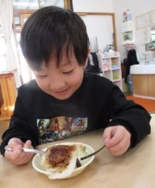 五平餅を食べる様子
