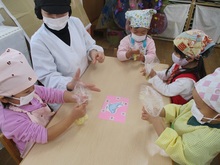 3歳児のクッキングの様子